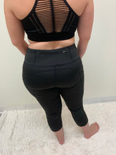 Load image into Gallery viewer, Oh So Many Pockets PLUS Black Cropped Leggings